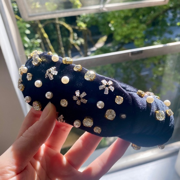 Black sparkly flower and pearl headband - Picture 2 of 4